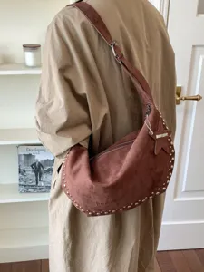 Retro suède schoudertas met klinknagels voor dames, chique bruine hobo crossbody tas herfst.