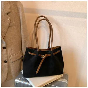 Zwarte suède tote bag met bruine lederen bandjes en gesp detail, perfect voor dagelijks gebruik.