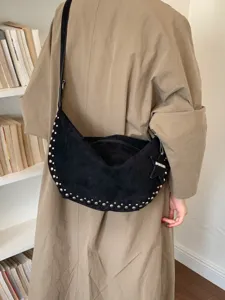 Retro zwarte suède schoudertas met metalen studs en sterhanger, veelzijdige halve maan tas.