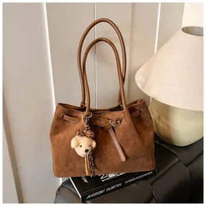 Vintage bruine suède tote bag met schattige berenhanger, grote schoudertas voor dames.