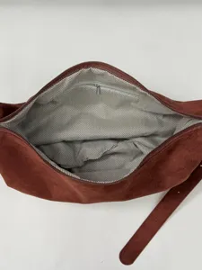 Bruine suède schoudertas, elegante retro Maillard crossbody dumpling tas met binnenzak.