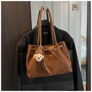Retro Bruine Suade Tote Bag Grote Capaciteit Schoudertas Tas met Leuke Beren Hanger
