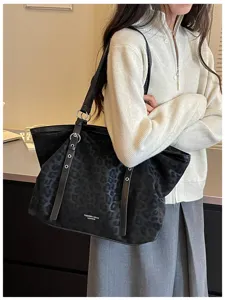 Detailansicht einer schwarzen Leo-Mustertasche, stylische Schultertasche fur Alltag.