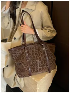 Nahaufnahme der Retro-Leopardenmuster-Tasche, elegante Schulterriemen und Metallringe.