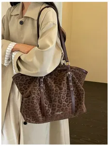 Detailansicht der Vintage-Leopardenmuster-Tasche mit grossem Stauraum für den Alltag.