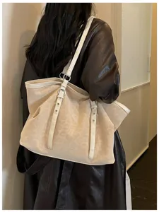 Detailaufnahme einer stilvollen Leoparden-Tote-Bag auf der Schulter, geräumiges Design.