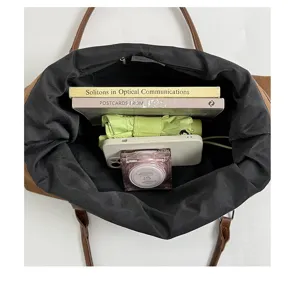 Interieurdetail van de vintage tote tas, met grote capaciteit voor al je dagelijkse spullen.