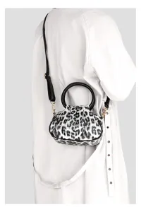 Retro zwart-witte luipaardprint cloud tas met handvat voor dames stijlvol dagelijks.