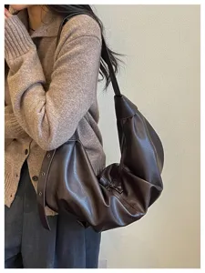 Gedetailleerd overzicht bruine slouchy schoudertas voor dames, zachte PU leren tas.