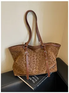 Detaillierte Ansicht der Leoparden-Stofftasche mit brauner Wildleder-Optik und Schnallen.