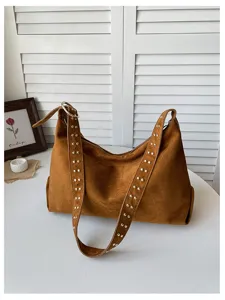 Vintage braune Wildleder Schultertasche mit Nieten, eine große slouchy Hobo Tasche.