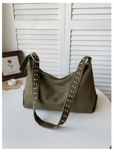 Detailaufnahme der olivgrünen Wildleder-Umhängetasche mit Nieten, retro Hobo-Taschen-Design.