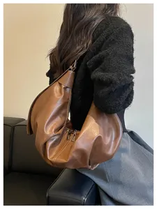 Detailopname van de zachte bruine lederen hobo-schouder-tas met rits, veelzijdig en stijlvol design.