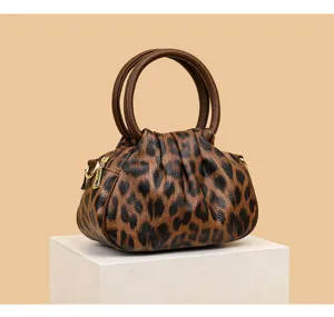 Retro luipaardprint geplooide wolkenhandtas met dubbele handvatten en elegante stijl.