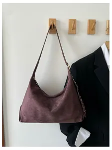 Nahaufnahme einer Vintage Wildleder Umhängetasche mit Nieten, ideal für den stilvollen Alltag.