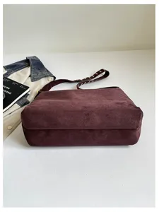Dunkelbraune Wildleder Schultertasche Detail, Retro Nieten Riemen Design, vielseitiger Shopper.