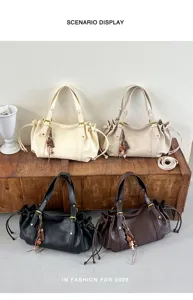 Modische koreanische schultertasche mit kordelzug und praktischem quastenanhänger für damen.