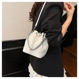 Witte emmertas met ketting trekkoord ontwerp en chique slangeprint mode handtasje.