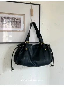 Schwarze Ledertasche mit Kordelzug, elegante Schultertasche und geräumige Handtasche.