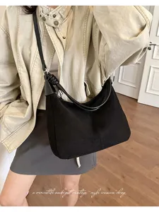 Zwarte suède schoudertas voor dames, vintage hobo onderarmtas met stijlvol knoopdetail.