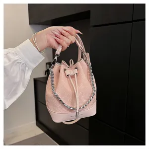 Roze emmertas met slangenprint en zilveren ketting, stijlvolle schoudertas voor dames.