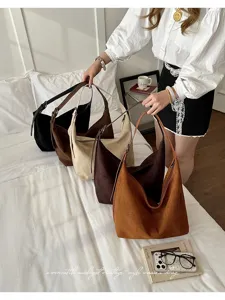 Vintage suède hobo schoudertas voor dames, casual slouchy shopper, elegante tas voor dagelijks gebruik.