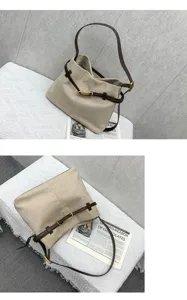 Minimalistische casual suède schoudertas detailweergave, stijlvolle handtas voor dames.