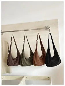 Detailansicht von Retro-Wildleder-Umhängetaschen, lässigen Slouchy-Hobo-Crossbody-Taschen.