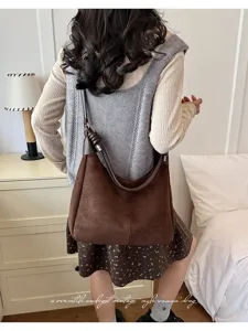 Bruine schoudertas van suède voor dames, vintage hobo stijl tas voor dagelijks gebruik en werk.