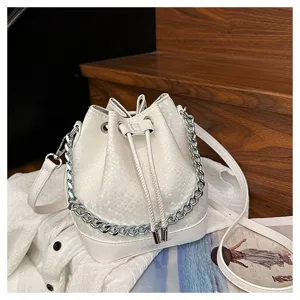 Witte slangenhuid emmertas met metalen ketting trekkoord stijlvolle schoudertas dames
