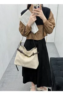 Casual suède schoudertas voor dames, retro okseltas met stijlvolle gesp en comfortabele riem.