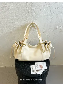 Cremeweiße plissierte Tasche Detail mit Kordelzug und goldenen Schnallen für den Alltag.