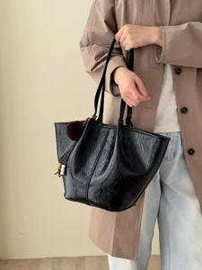 Retro oil-wax leather tote bag for women, large capacity shoulder bag, casual underarm style.