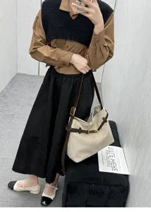 Casual suède shopper schoudertas voor dames, stijlvolle forensentas crossbody tas detail.