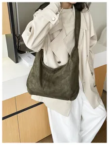 Detaillierte Ansicht der lässigen Veloursleder Umhängetasche mit weicher Textur und Design.