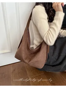 Klassieke bruine suède schoudertas voor dames, vintage onderarm tas, grote dagelijkse shopper.