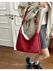 Rode damesschoudertas van suède, stijlvolle vintage hobo tas met geknoopt handvat en chic design.