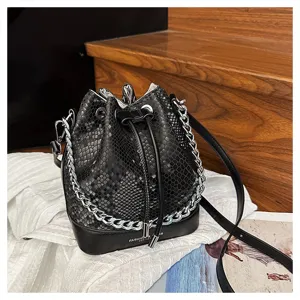 Retro zwarte slangenprint emmertas met zilveren ketting stijlvolle handtas voor dames