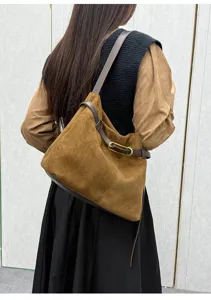 Bruine suède schoudertas detail, casual minimalistisch shopper ontwerp voor dagelijks gebruik.