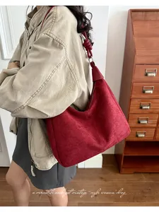 Vintage rode suède schoudertas voor dames, elegante casual handtas tas onder de arm.