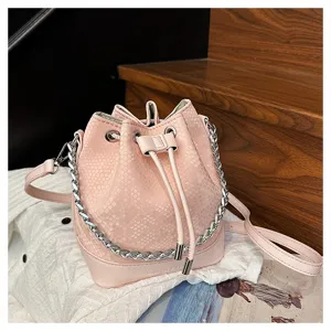 Roze slangenprint emmertas met kettingriem, retro chique schoudertas voor dagelijks gebruik.