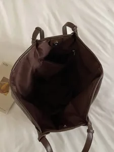 Casual retro vrouwen grote PU lederen shopper tas, bovenaanzicht toont ruime interieur.