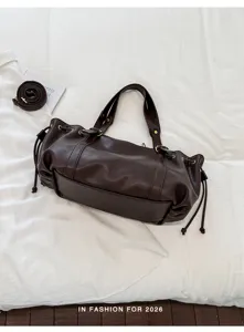 Modische koreanische dunkelbraune PU Leder Plissee Kordelzug Shopper Umhängetasche für Damen.
