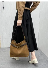 Bruine suède schoudertas voor dames, casual tote met stijlvolle gesp en zachte textuur.