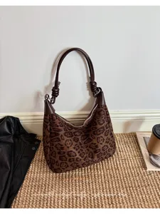 Luipaardprint suède schoudertas met bruin lederen handvat, vintage chique hobo tas voor dames.