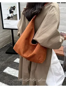Retro suède schouder tote tas detailweergave, casual en veelzijdige dames handtas.