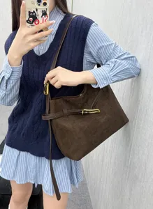 Bruine suède schoudertas casual crossbody tas stijlvolle woon-werk tas gedetailleerd overzicht.