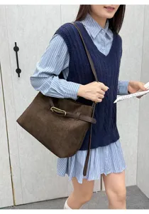 Casual bruine suède schoudertas voor dames, veelzijdige crossbody tas met stijlvolle gesp.