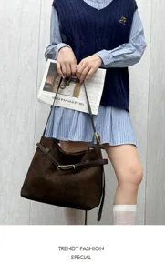 Bruine suède schoudertas voor dames, stijlvolle casual handtas met metalen gesp details.