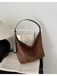 Bruine suède hobo schoudertas voor dames, vintage casual onderarm tote tas detailweergave.
